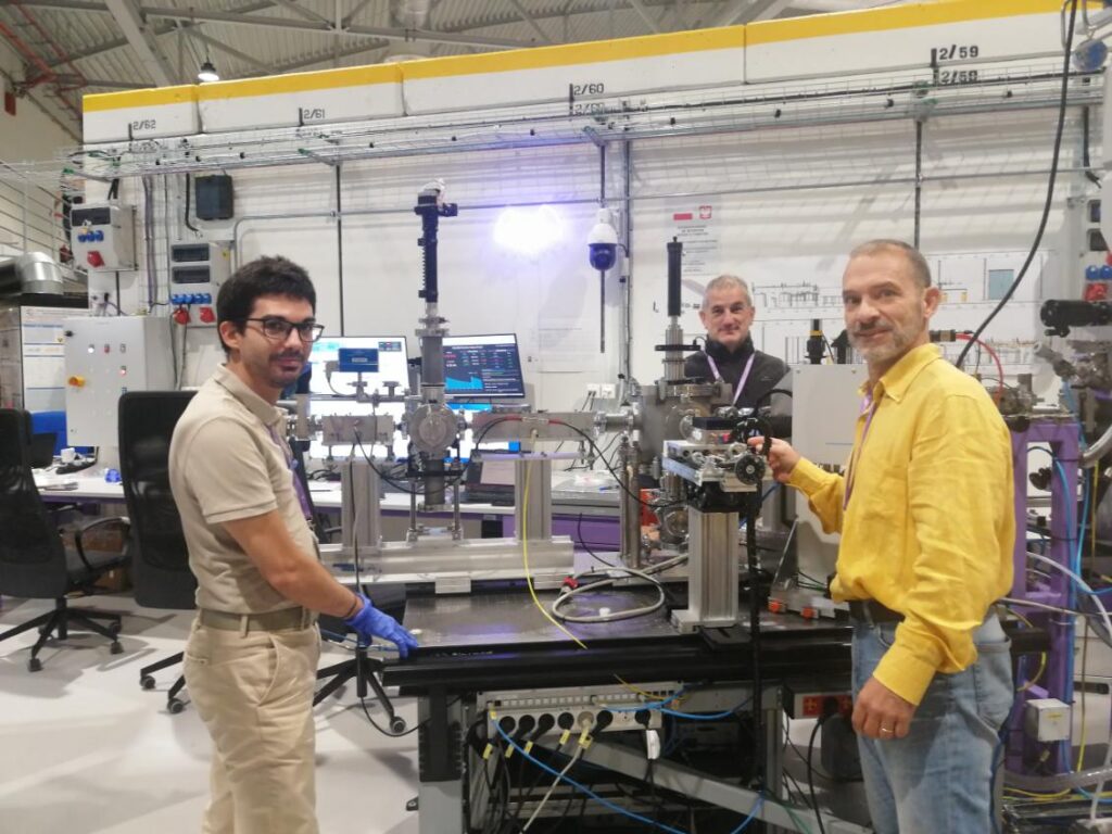 Cristian Ambu, Giovanni De Giudici, Carlo Meneghini at ASTRA beamline.